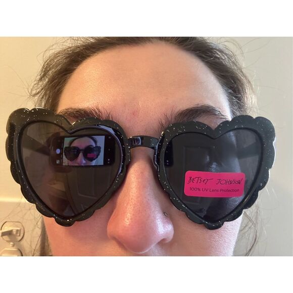 Betsey Johnson NWT True To Heart Glittering Sunglasses, Black, MSRP $48 - Picture 4 of 6